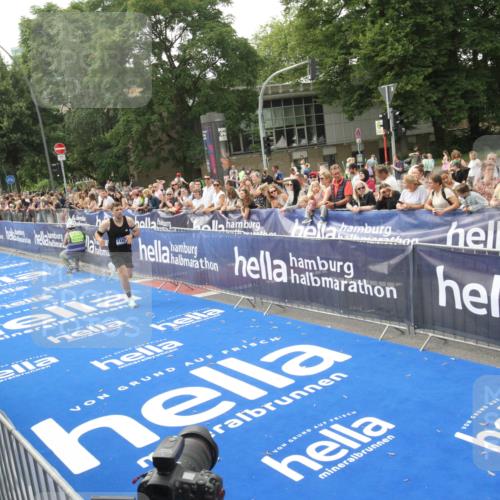 29.06.2025 - hella hamburg halbmarathon Michael Strokosch http://msf.ph/oto/8535709 29.06.2025 10:23:00 Ziel  meine-sportfotos.de