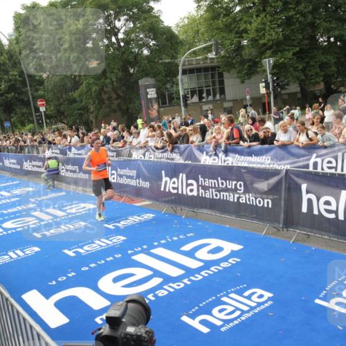 29.06.2025 - hella hamburg halbmarathon Michael Strokosch http://msf.ph/oto/8535722 29.06.2025 10:23:04 Ziel  meine-sportfotos.de