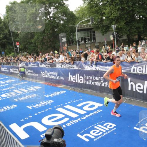 29.06.2025 - hella hamburg halbmarathon Michael Strokosch http://msf.ph/oto/8535729 29.06.2025 10:23:05 Ziel  meine-sportfotos.de