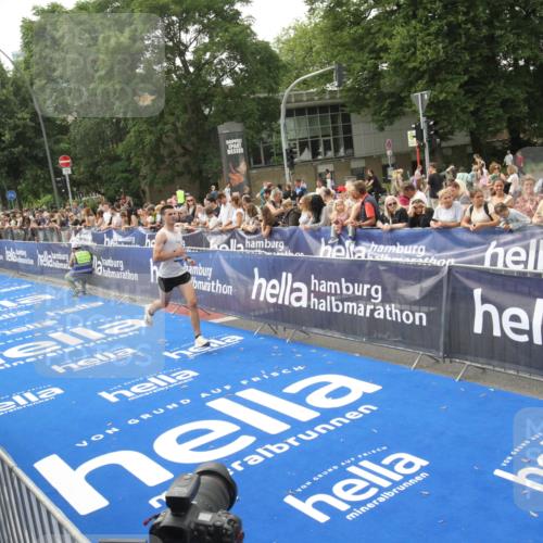 29.06.2025 - hella hamburg halbmarathon Michael Strokosch http://msf.ph/oto/8535735 29.06.2025 10:23:07 Ziel  meine-sportfotos.de