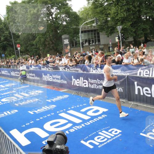 29.06.2025 - hella hamburg halbmarathon Michael Strokosch http://msf.ph/oto/8535738 29.06.2025 10:23:08 Ziel  meine-sportfotos.de