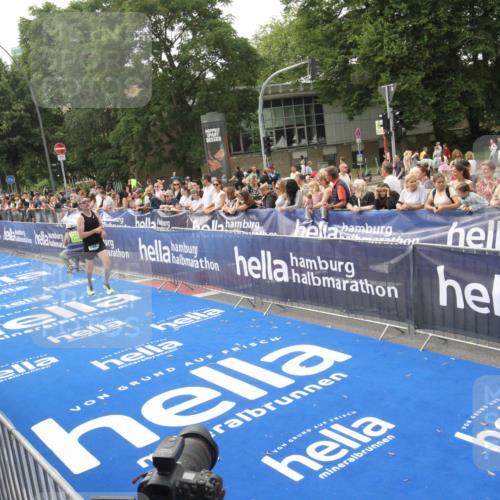 29.06.2025 - hella hamburg halbmarathon Michael Strokosch http://msf.ph/oto/8535742 29.06.2025 10:23:10 Ziel  meine-sportfotos.de