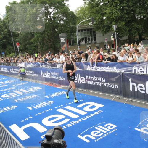 29.06.2025 - hella hamburg halbmarathon Michael Strokosch http://msf.ph/oto/8535747 29.06.2025 10:23:11 Ziel  meine-sportfotos.de