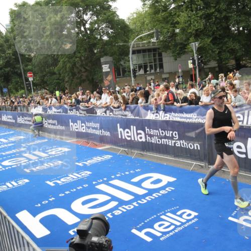 29.06.2025 - hella hamburg halbmarathon Michael Strokosch http://msf.ph/oto/8535751 29.06.2025 10:23:11 Ziel  meine-sportfotos.de