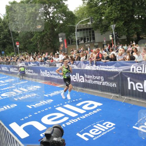 29.06.2025 - hella hamburg halbmarathon Michael Strokosch http://msf.ph/oto/8535756 29.06.2025 10:23:15 Ziel  meine-sportfotos.de