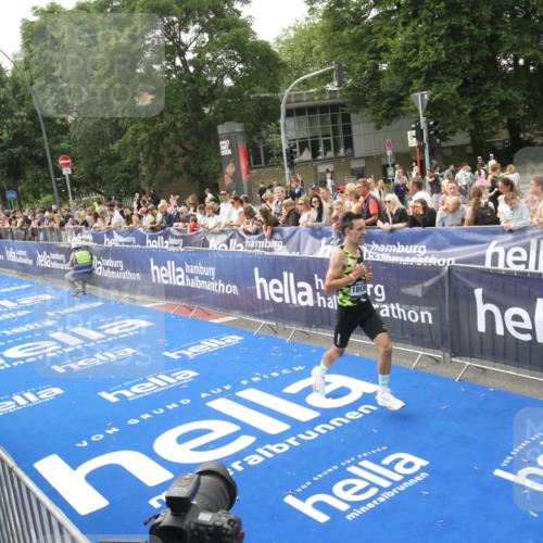 29.06.2025 - hella hamburg halbmarathon Michael Strokosch http://msf.ph/oto/8535759 29.06.2025 10:23:15 Ziel  meine-sportfotos.de