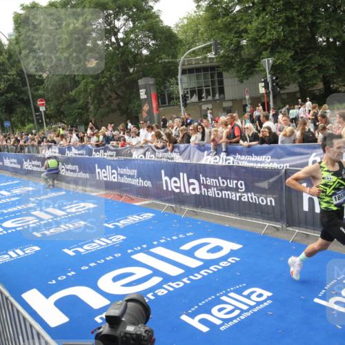 29.06.2025 - hella hamburg halbmarathon Michael Strokosch http://msf.ph/oto/8535760 29.06.2025 10:23:15 Ziel  meine-sportfotos.de