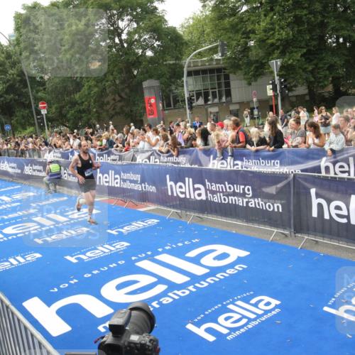 29.06.2025 - hella hamburg halbmarathon Michael Strokosch http://msf.ph/oto/8535767 29.06.2025 10:23:29 Ziel  meine-sportfotos.de