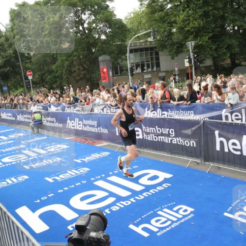 29.06.2025 - hella hamburg halbmarathon Michael Strokosch http://msf.ph/oto/8535771 29.06.2025 10:23:30 Ziel  meine-sportfotos.de