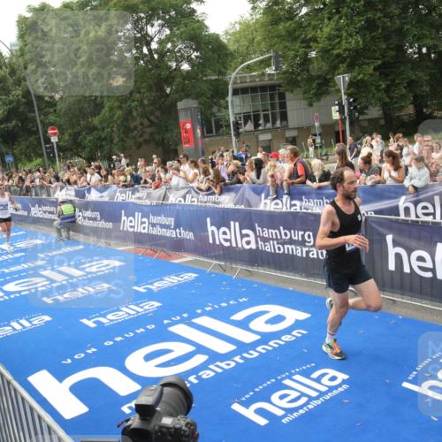 29.06.2025 - hella hamburg halbmarathon Michael Strokosch http://msf.ph/oto/8535773 29.06.2025 10:23:30 Ziel  meine-sportfotos.de