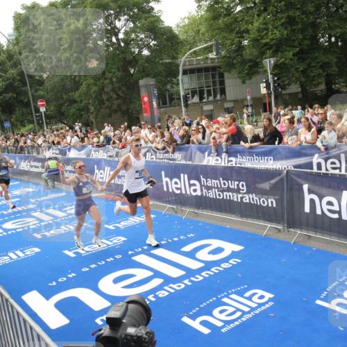 29.06.2025 - hella hamburg halbmarathon Michael Strokosch http://msf.ph/oto/8535781 29.06.2025 10:23:32 Ziel  meine-sportfotos.de
