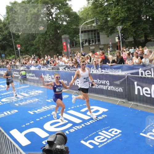 29.06.2025 - hella hamburg halbmarathon Michael Strokosch http://msf.ph/oto/8535783 29.06.2025 10:23:32 Ziel  meine-sportfotos.de