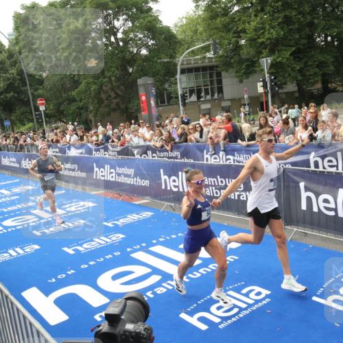 29.06.2025 - hella hamburg halbmarathon Michael Strokosch http://msf.ph/oto/8535784 29.06.2025 10:23:33 Ziel  meine-sportfotos.de