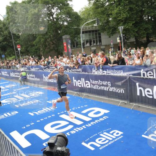 29.06.2025 - hella hamburg halbmarathon Michael Strokosch http://msf.ph/oto/8535786 29.06.2025 10:23:33 Ziel  meine-sportfotos.de