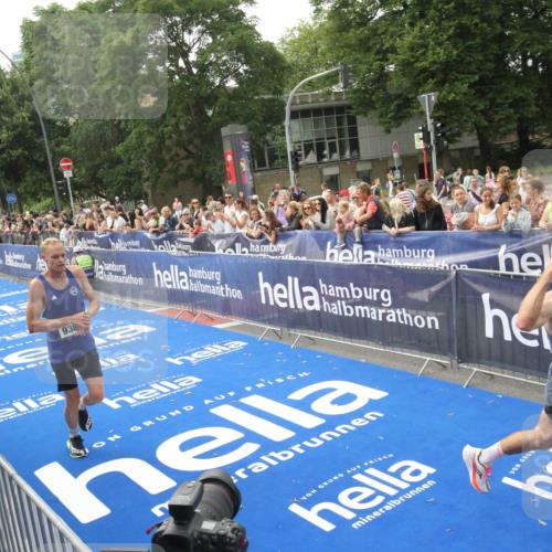 29.06.2025 - hella hamburg halbmarathon Michael Strokosch http://msf.ph/oto/8535790 29.06.2025 10:23:34 Ziel  meine-sportfotos.de