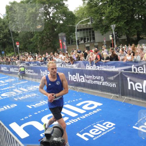 29.06.2025 - hella hamburg halbmarathon Michael Strokosch http://msf.ph/oto/8535792 29.06.2025 10:23:34 Ziel  meine-sportfotos.de
