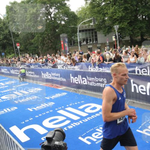 29.06.2025 - hella hamburg halbmarathon Michael Strokosch http://msf.ph/oto/8535794 29.06.2025 10:23:35 Ziel  meine-sportfotos.de