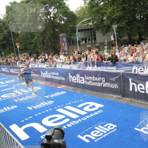 29.06.2025 - hella hamburg halbmarathon Michael Strokosch http://msf.ph/oto/8535798 29.06.2025 10:23:38 Ziel  meine-sportfotos.de