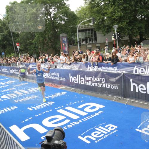 29.06.2025 - hella hamburg halbmarathon Michael Strokosch http://msf.ph/oto/8535800 29.06.2025 10:23:39 Ziel  meine-sportfotos.de
