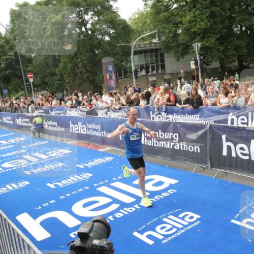 29.06.2025 - hella hamburg halbmarathon Michael Strokosch http://msf.ph/oto/8535804 29.06.2025 10:23:39 Ziel  meine-sportfotos.de