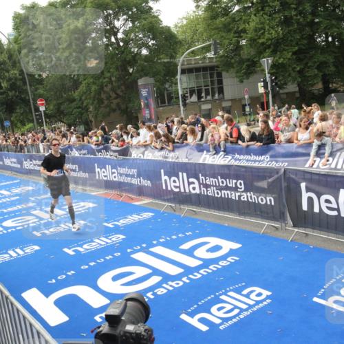 29.06.2025 - hella hamburg halbmarathon Michael Strokosch http://msf.ph/oto/8535813 29.06.2025 10:23:44 Ziel  meine-sportfotos.de