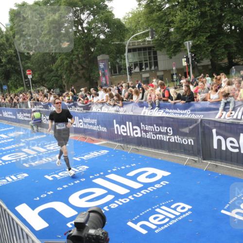 29.06.2025 - hella hamburg halbmarathon Michael Strokosch http://msf.ph/oto/8535815 29.06.2025 10:23:44 Ziel  meine-sportfotos.de