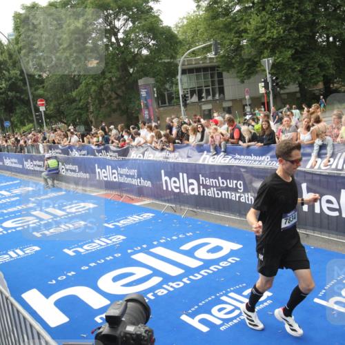 29.06.2025 - hella hamburg halbmarathon Michael Strokosch http://msf.ph/oto/8535822 29.06.2025 10:23:45 Ziel  meine-sportfotos.de