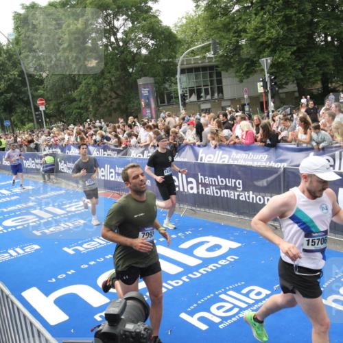 29.06.2025 - hella hamburg halbmarathon Michael Strokosch http://msf.ph/oto/8535823 29.06.2025 10:43:19 Ziel  meine-sportfotos.de