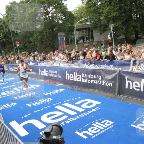 29.06.2025 - hella hamburg halbmarathon Michael Strokosch http://msf.ph/oto/8535824 29.06.2025 10:23:47 Ziel  meine-sportfotos.de