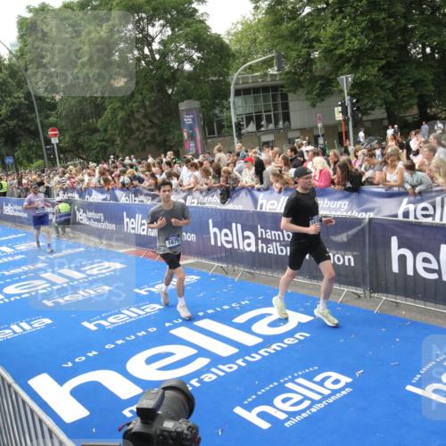 29.06.2025 - hella hamburg halbmarathon Michael Strokosch http://msf.ph/oto/8535826 29.06.2025 10:43:19 Ziel  meine-sportfotos.de