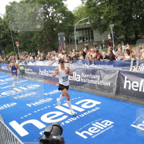 29.06.2025 - hella hamburg halbmarathon Michael Strokosch http://msf.ph/oto/8535827 29.06.2025 10:23:48 Ziel  meine-sportfotos.de