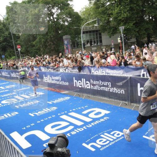 29.06.2025 - hella hamburg halbmarathon Michael Strokosch http://msf.ph/oto/8535828 29.06.2025 10:43:21 Ziel  meine-sportfotos.de