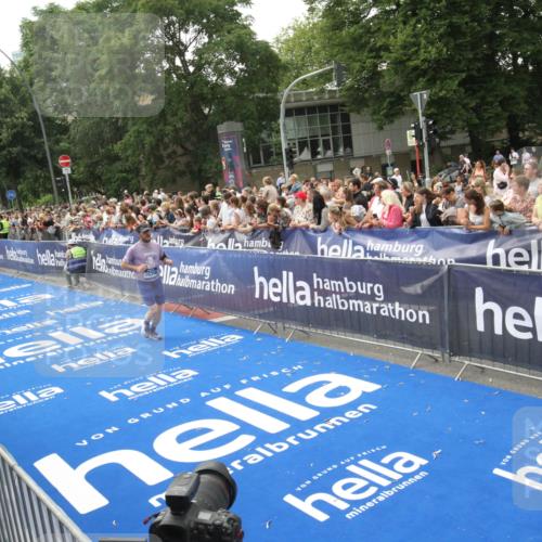 29.06.2025 - hella hamburg halbmarathon Michael Strokosch http://msf.ph/oto/8535829 29.06.2025 10:43:21 Ziel  meine-sportfotos.de