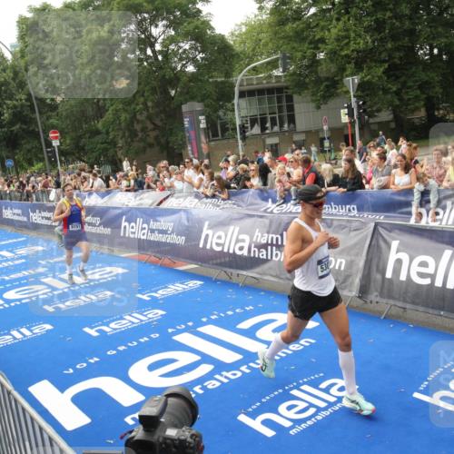 29.06.2025 - hella hamburg halbmarathon Michael Strokosch http://msf.ph/oto/8535830 29.06.2025 10:23:49 Ziel  meine-sportfotos.de