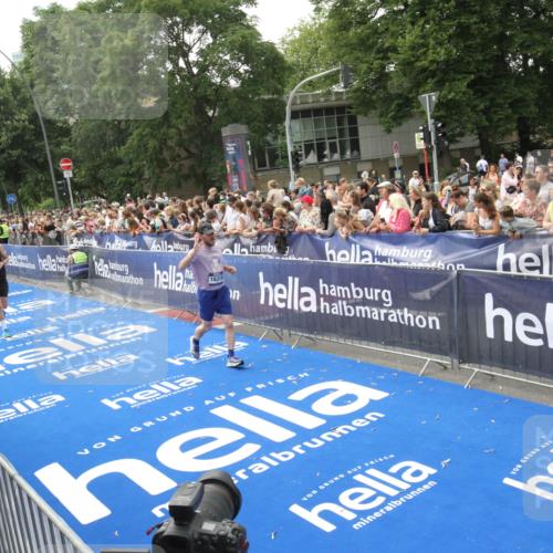 29.06.2025 - hella hamburg halbmarathon Michael Strokosch http://msf.ph/oto/8535832 29.06.2025 10:43:21 Ziel  meine-sportfotos.de