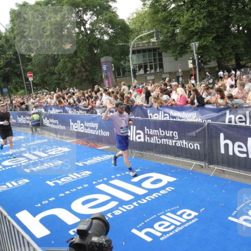 29.06.2025 - hella hamburg halbmarathon Michael Strokosch http://msf.ph/oto/8535834 29.06.2025 10:43:22 Ziel  meine-sportfotos.de