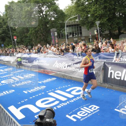 29.06.2025 - hella hamburg halbmarathon Michael Strokosch http://msf.ph/oto/8535836 29.06.2025 10:23:50 Ziel  meine-sportfotos.de