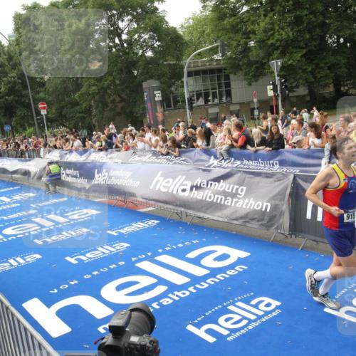 29.06.2025 - hella hamburg halbmarathon Michael Strokosch http://msf.ph/oto/8535837 29.06.2025 10:23:50 Ziel  meine-sportfotos.de