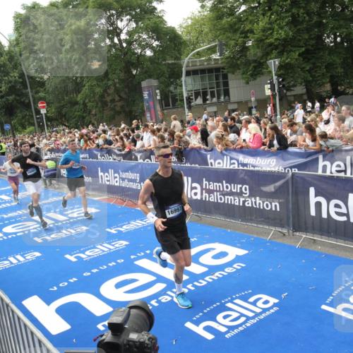 29.06.2025 - hella hamburg halbmarathon Michael Strokosch http://msf.ph/oto/8535838 29.06.2025 10:43:23 Ziel  meine-sportfotos.de