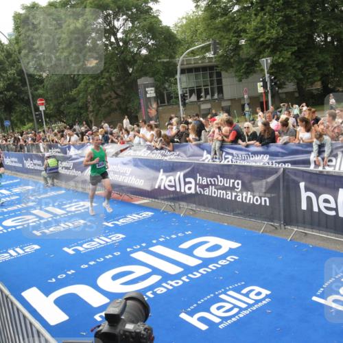 29.06.2025 - hella hamburg halbmarathon Michael Strokosch http://msf.ph/oto/8535839 29.06.2025 10:23:53 Ziel  meine-sportfotos.de