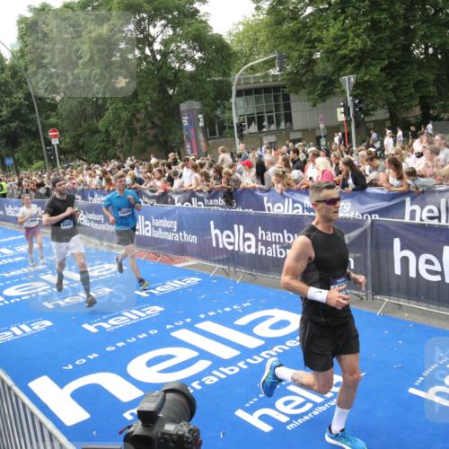 29.06.2025 - hella hamburg halbmarathon Michael Strokosch http://msf.ph/oto/8535840 29.06.2025 10:43:24 Ziel  meine-sportfotos.de