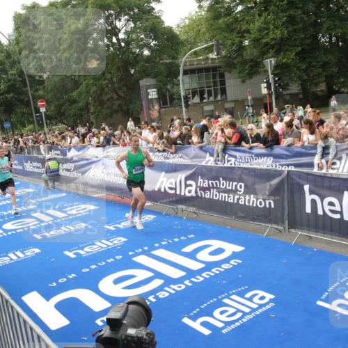 29.06.2025 - hella hamburg halbmarathon Michael Strokosch http://msf.ph/oto/8535841 29.06.2025 10:23:53 Ziel  meine-sportfotos.de