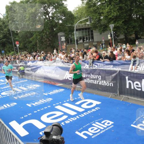 29.06.2025 - hella hamburg halbmarathon Michael Strokosch http://msf.ph/oto/8535843 29.06.2025 10:23:54 Ziel  meine-sportfotos.de