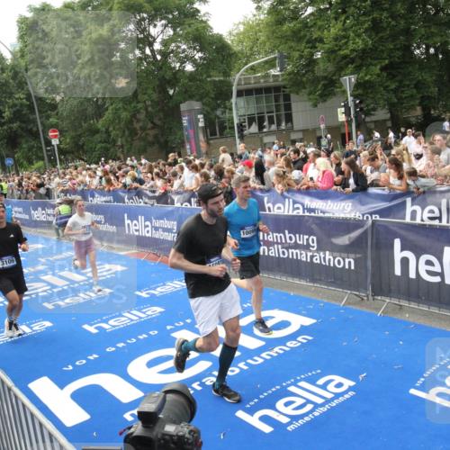29.06.2025 - hella hamburg halbmarathon Michael Strokosch http://msf.ph/oto/8535844 29.06.2025 10:43:25 Ziel  meine-sportfotos.de