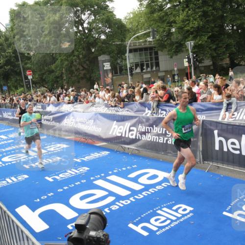 29.06.2025 - hella hamburg halbmarathon Michael Strokosch http://msf.ph/oto/8535846 29.06.2025 10:23:54 Ziel  meine-sportfotos.de