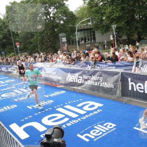 29.06.2025 - hella hamburg halbmarathon Michael Strokosch http://msf.ph/oto/8535848 29.06.2025 10:23:54 Ziel  meine-sportfotos.de