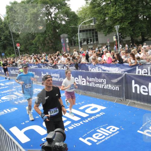 29.06.2025 - hella hamburg halbmarathon Michael Strokosch http://msf.ph/oto/8535849 29.06.2025 10:43:26 Ziel  meine-sportfotos.de