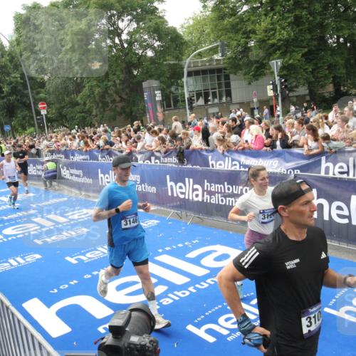29.06.2025 - hella hamburg halbmarathon Michael Strokosch http://msf.ph/oto/8535851 29.06.2025 10:43:26 Ziel  meine-sportfotos.de