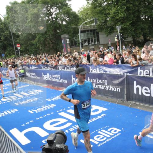 29.06.2025 - hella hamburg halbmarathon Michael Strokosch http://msf.ph/oto/8535853 29.06.2025 10:43:26 Ziel  meine-sportfotos.de