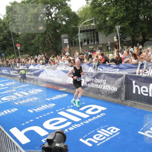 29.06.2025 - hella hamburg halbmarathon Michael Strokosch http://msf.ph/oto/8535854 29.06.2025 10:23:55 Ziel  meine-sportfotos.de